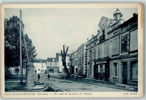 Aulnay Un coin de la Place du Canton Aulnay de Saintonge Litfaßsäule Kinder Gardrat