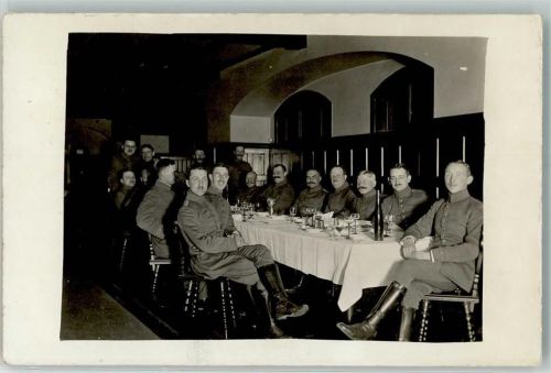 Deutsche Offiziere beim weinseligen Beisammensein WK I