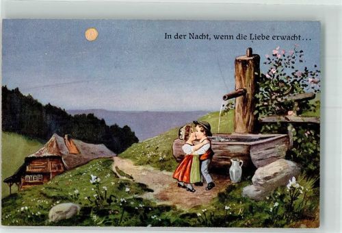 In der Nacht wenn die Liebe erwacht Kinder küssen sich im Mondschein am Ziehbrunnen Poesie / Liebe