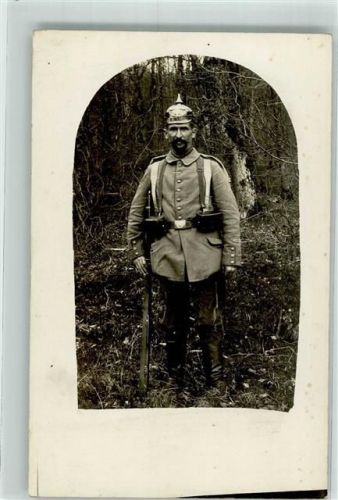 Deutscher Soldat in Uniform mit Pickelhaube und Karabiner WK I