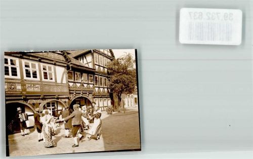 Schwalenberg Volkstanz in Tracht mit Ziehharmonika vor dem Rathaus Foto Original aus Archiv eines Ansichtskartenverlags Ort handschriftlich