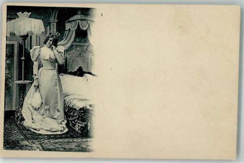 Elegante verlegen guckende Frau neben ihrem Bett