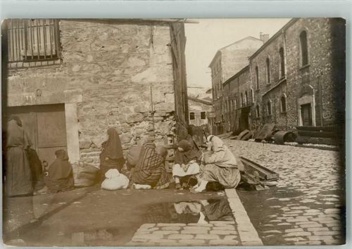 1915 - 1918 WK I Im Osten ? verschleierte Frauen warten vor einer Eisentür
