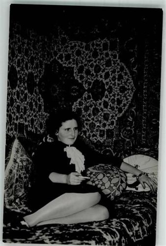 Frau liegt auf dem Sofa orientalische Muster