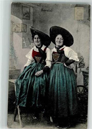 Sarnthein Frauen Vogelkäfig an der Wand