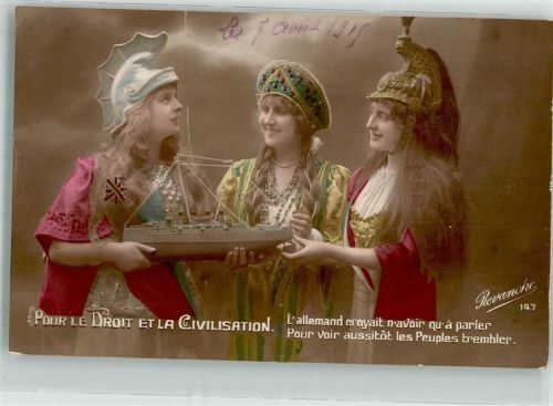 Eine englische russische und französische Kriegerin mit dem Modell eines Kriegsschiffes