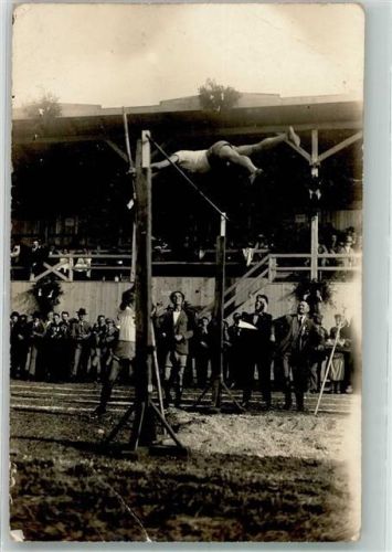 Ein Stabhochspringer Privatfoto AK