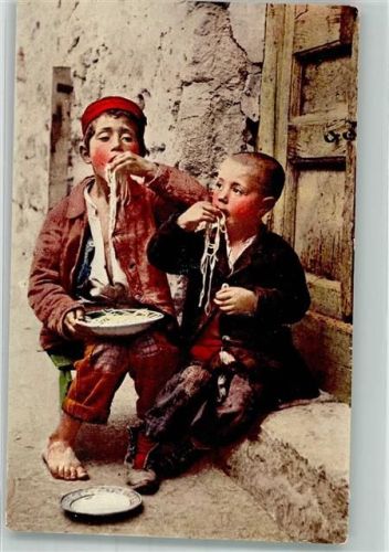 Napoli Straßenjungs essen mit den Händen Spaghetti