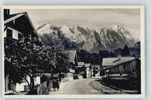 Farchant Straßenansicht mit Zugspitzmassiv
