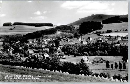 Assinghausen Blick zu den Bruchhauser Steinen