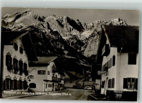 Farchant Dorfstraße mit Hotel Gasthaus Alter Wirt Alpspitze und Zugspitze Fotograf Friedl Pehl