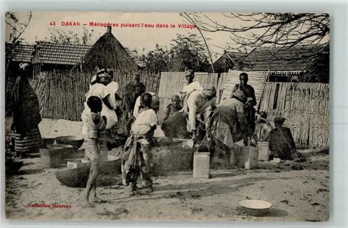 Dakar - Menageres puisant l`eau dans le Village