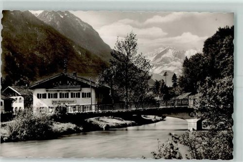 Eschenlohe Mit Zugspitzmassiv