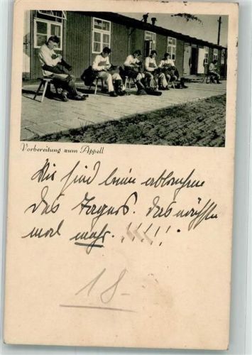 1939 Landser bei der Stiefelreinigung vor dem Appell Fotograf Grebe