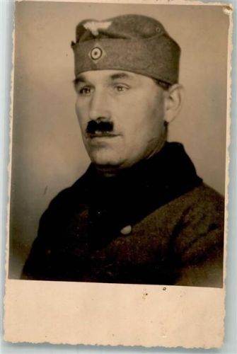 Portraitaufnahme eines älteren Landsers in Uniform