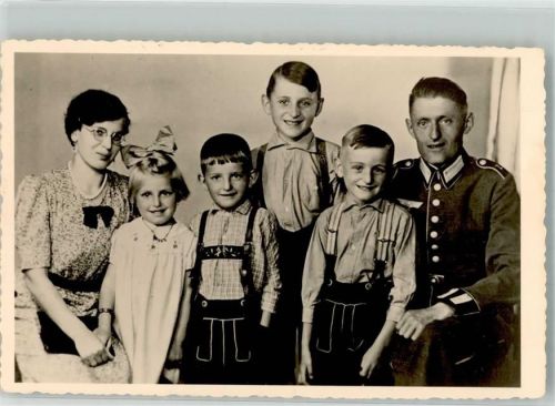 Leipzig Landser in Uniform mit Frau und Kindern Ort lt. Fotograf Seyboth