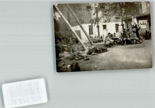 Gefangene französische Soldaten in einem Hinterhof WK I