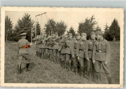 Landser in Uniform salutieren auf dem Truppenübungsplatz