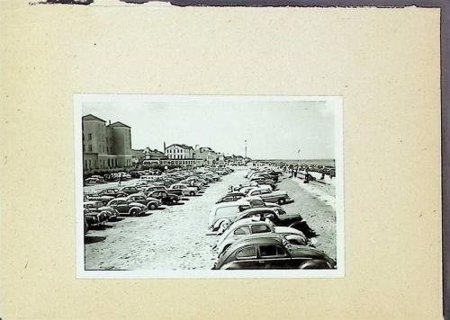 Duhnen Foto montiert auf Karton Parkplatz am Strand VW Käfer Fotograf Otto Schulze