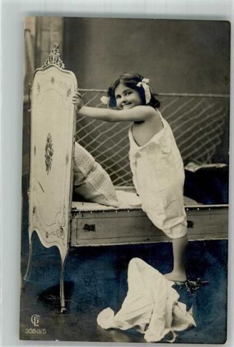 1909 Kind steigt zum Schlafen gehen in sein Bettchen Nr. 3050/5