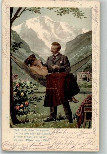 1905 Mann reicht seiner Liebsten in einer Hängematte eine Zigarette
