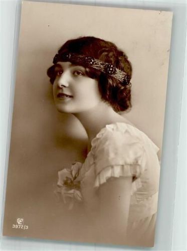 1913 Junge Frau mit einem Schmuck besetzten Haarband und Rose am Revers Haarmode Nr. 3972/3
