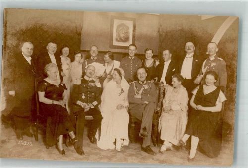 1933 Gruppenaufnahme einer gemischten Gesellschaft mit Offizieren in Uniform