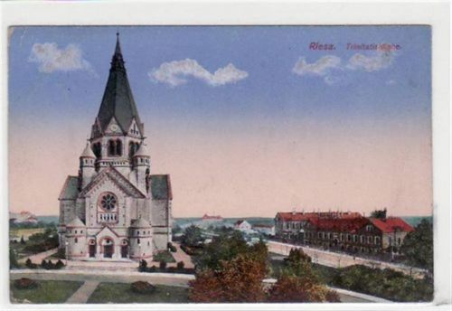 Riesa Riesa mit Trinitatiskirche. Feldpost, mit Stempel von 1916. leichte Eckabschürfungen und Rändern, kleiner Knick unten rechts, sonst gut erhalten.