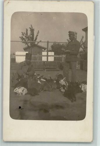 WK I Soldaten Hasen füttern im Barackenlager 1918 Hase Privatfoto AK