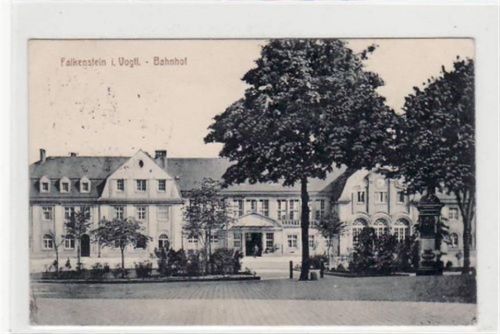Falkenstein mit Bahnhof. Feldpost, mit Stempel von 1915. Leichte Stempelspuren, kleiner Knick oben rechts, leichter Bug unten rechts, sonst gut erhalten