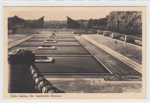 Berlin Treptow. Am Sowjetischen Ehrenmal ungelaufen Gute Erhaltung.
