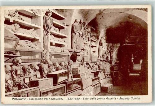 Palermo Catacombe dei Cappuccini Lato della prima Galleria Reparto Uomini