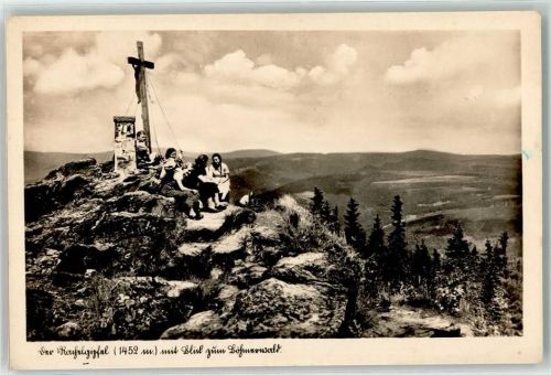 Klingenbrunn Rachelgipfel Gipfelkreuz Wanderer Böhmerwald Hüttenstempel