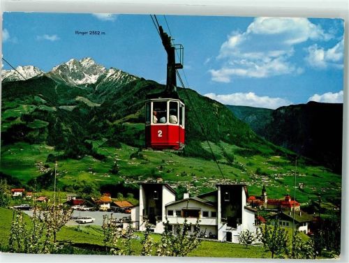 Dorf Tirol Talstation Seilbahn Autos Ifinger 2552 m Kirche