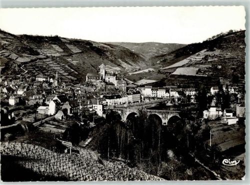 Estaing Son Chateau au bord de l`eau