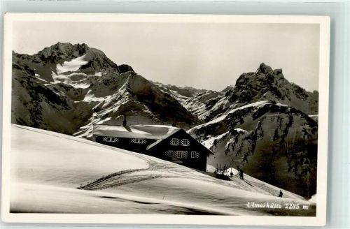 Ulmer Hütte Berghütte im Schnee