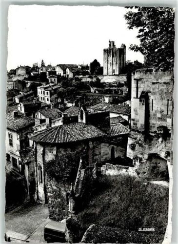 Saint-Emilion Eglise de la Trinite et le Chateau du Roi