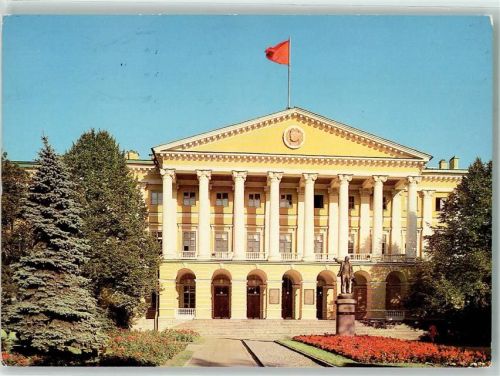 St. Petersburg The Smolny Leningrad Fahne rot Denkmal Blumen