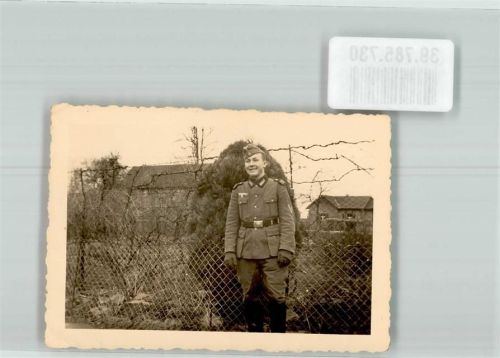 Ein junger Gefreiter in Uniform