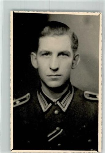 Ein junger deutscher Oberfeldwebel in Uniform