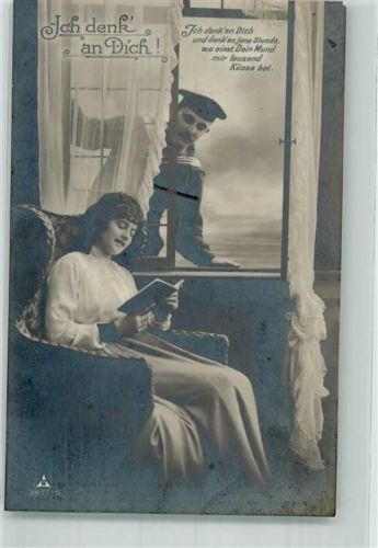 Deutscher Marinesoldat beobachtet durch ein Fenster seine auf einem Sessel sitzende Buch lesende Liebsten WK I PH 3817-5