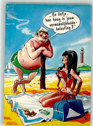 Dicker Mann spricht am Strand barbusige Frau an