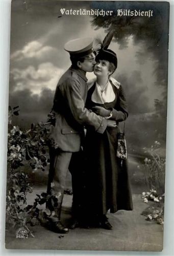 1913 Landser in Uniform küsst seine Liebste Fotostudioaufnahme Hutmode R & K.L. 8486/2