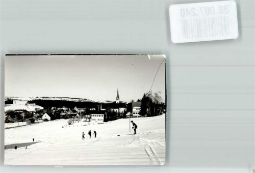 Weiler-Simmerberg Skifahrer vor der Pfarrkirche St. Blasius im Winter Foto Original aus Archiv eines Ansichtskartenverlags Ort handschriftlich