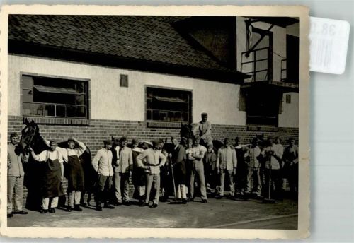 Stallknechte der Wehrmacht mit ihren Pferden