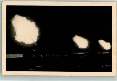 Deutsche 8.8 cm Flak bei einem nächtlichen Abwehrfeuer