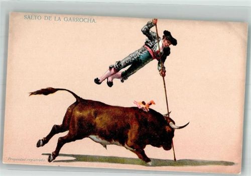 Torero springt vor dem Stier in die Höhe
