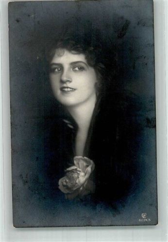 1918 Portrait einer jungen Frau mit Rose am Revers Nr. 6034/5