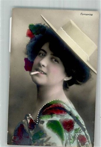 Junge elegante Frau mit Zigarette Hutmode Rotophot