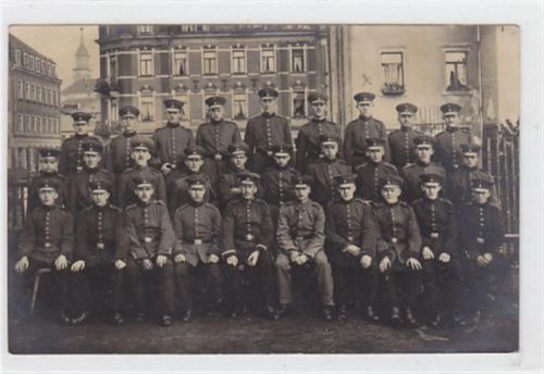 Soldatengruppe in Bischofswerda. 1916 als Feldpost befördert, d.h. ohne Marke da Soldatenpost gebührenfrei war. Rückseite leicht fleckig, sonst gut erhalten.